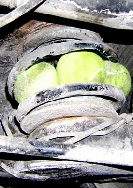 車のサスペンションの代わりにテニスボール01