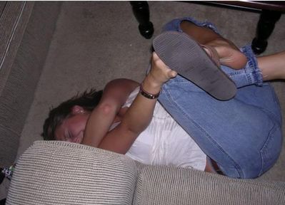 足の指をぶつけた女性たち02