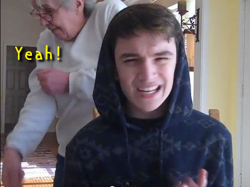 ノリノリで踊るおばあちゃん