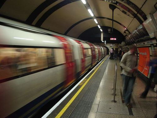 ロンドン地下鉄ゲリラステッカー00