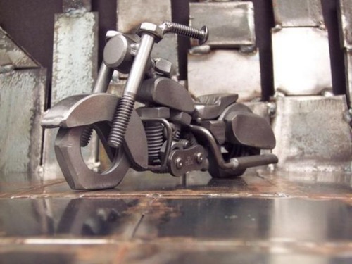 工具を溶接したアート22