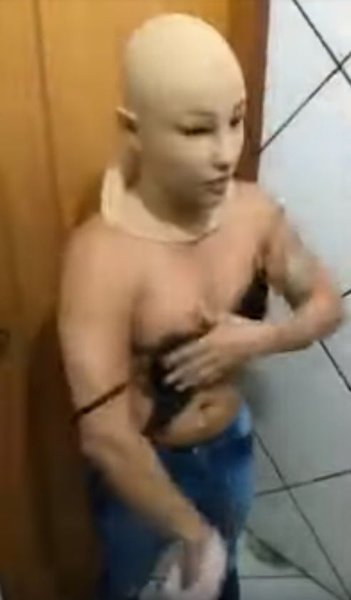 女装に変装して脱獄07