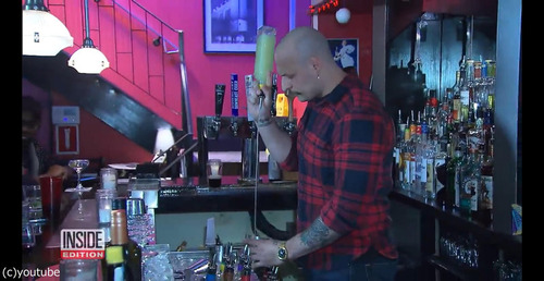 バーテンダーの機転、客を助ける02