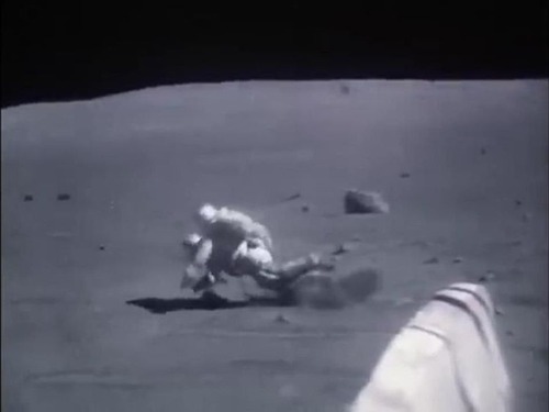 宇宙飛行士たちは月面で結構転んでます01