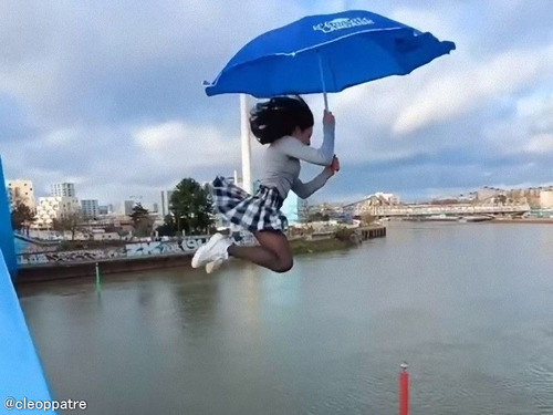 あまりにも命知らずなフランス女性が…水着でスタントマン顔負けの挑戦を続ける