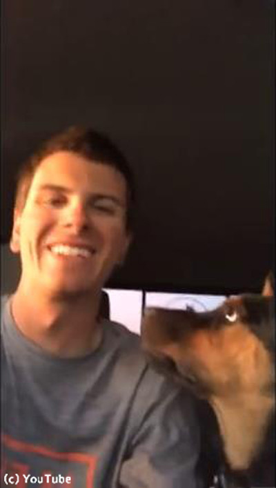 飼い主さんにキスされたシェパードの子犬05