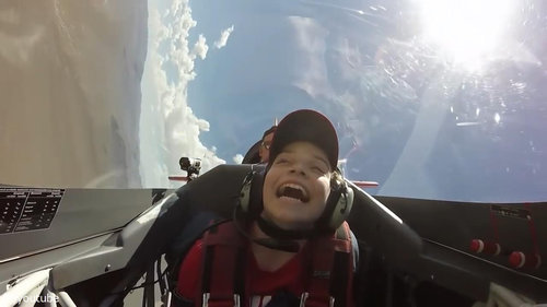 宙返り飛行中に気を失う少年02