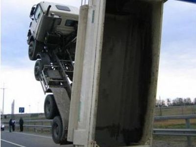 大型トラックがウイリー00