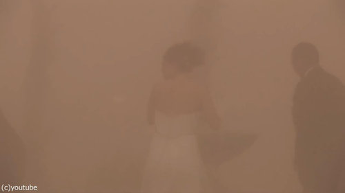結婚式の愛の誓いのときに強烈な嵐07
