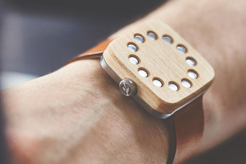 これどう読めばいいの…？デジタルのようでアナログな、木製の美しすぎる腕時計:らばQ