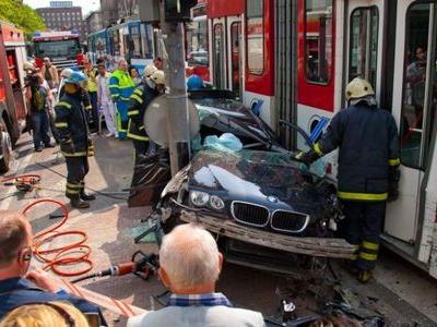 BMWと電車の事故で無傷00