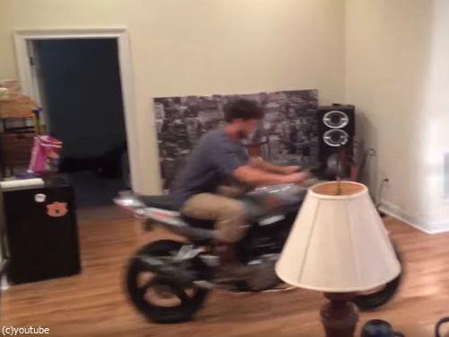 バイク乗り 今日 部屋の中でウイリーに挑戦しないほうがいいと学んだ 動画 らばq
