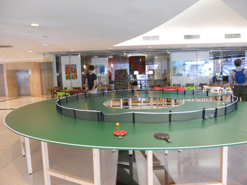 タイの丸い卓球台01