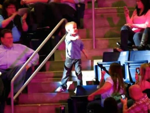 コンサート会場で男の子がダンス01