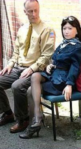 人形の妻9人と結婚したイギリス人09