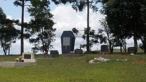 墓地に棺おけ型トイレ01