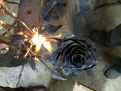 鉄塊を使って彼女にロマンチックなプレゼント08