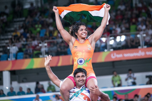 登坂絵莉選手が金メダルを取った直後のシーンが話題に03