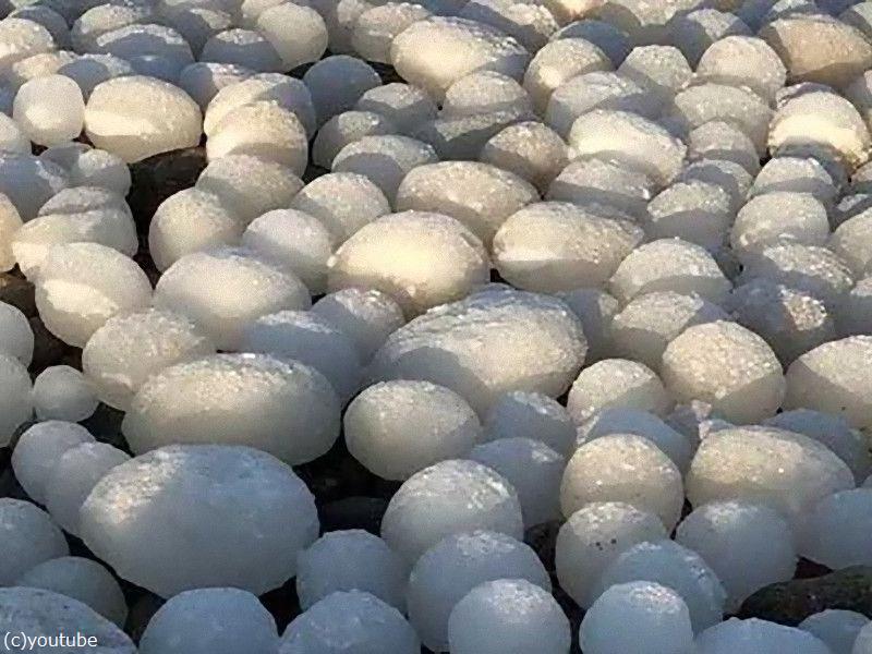 フィンランドの海岸を「氷の玉」が埋め尽くす…世にも珍しい現象