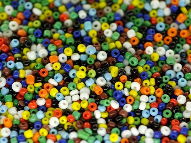 36色のビーズが整理された箱を 5歳児が逆さに開けてしまったのがこちらになります 海外ママの嘆き らばq