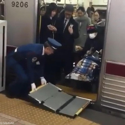 ���ܤ��ż֤Ǽ֥����οͤιߤ�����02