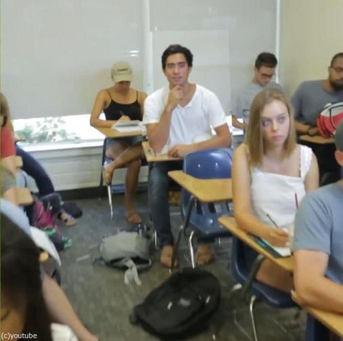 この中に1人、眠っている学生がいる01