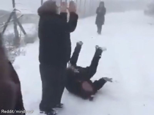 やんちゃ過ぎるおばあちゃんたち…雪の日に友達を誘う方法が人気を集める