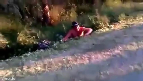 おじいちゃん「プールの水を空にするよ！」10