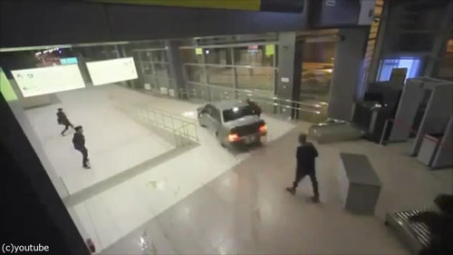 ロシアの空港に車が突入、警備員との追いかけっこ06