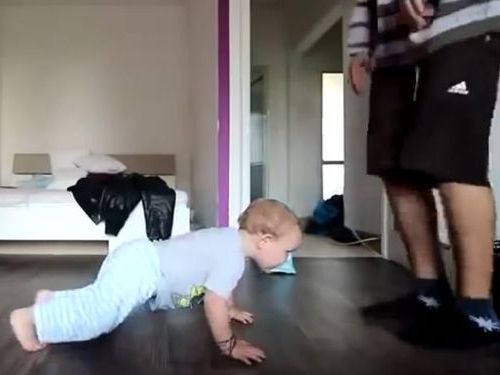 パパのダンスを必死に真似る赤ちゃん01
