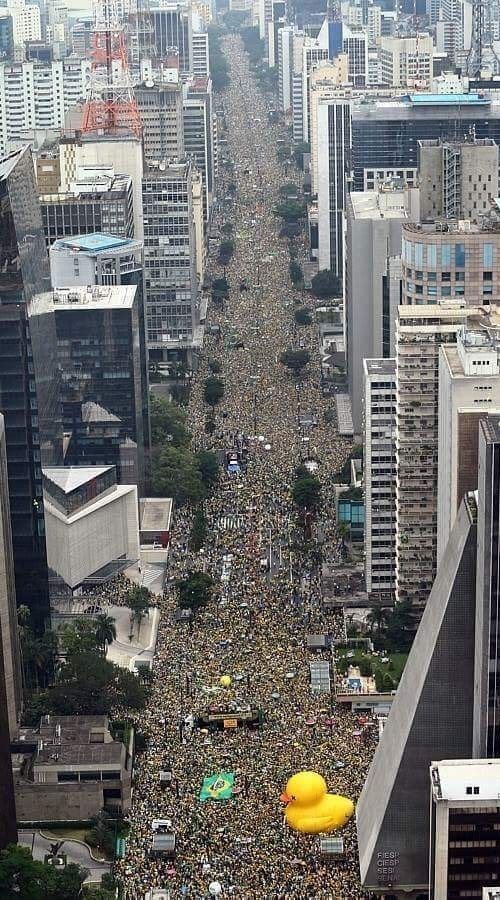 400万人が政府に抗議中のブラジル02