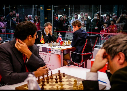 伝説の世界的チェスのチャンピオンが対局中に見つめ合う01