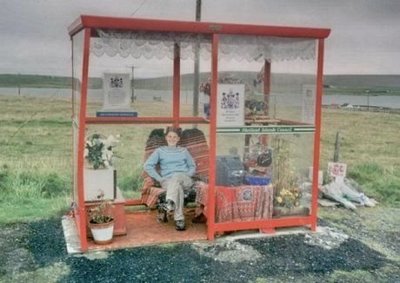 人が住めそうな風変わりなバス停06