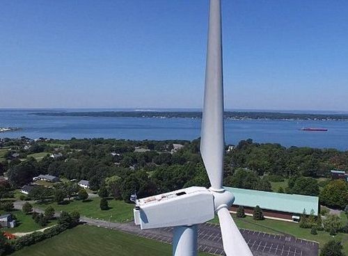風力発電機の上で昼寝02