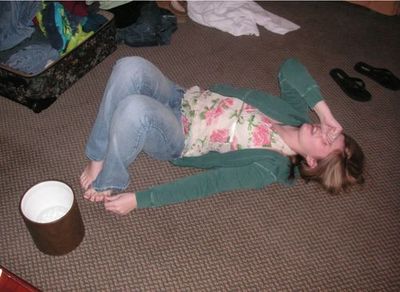 足の指をぶつけた女性たち08