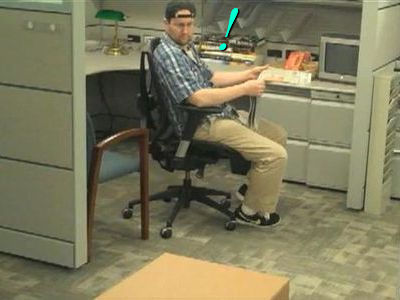 滑り込む従業員