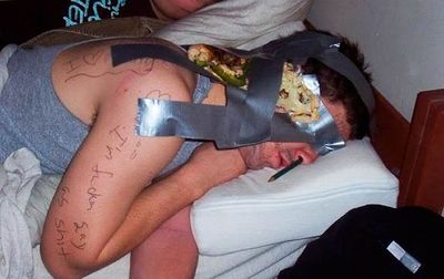 テープで変顔05