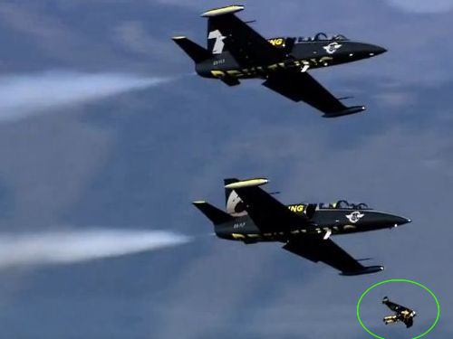 ジェットマンがジェット機と編隊飛行