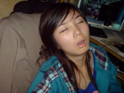 中国のネットカフェでぐっすり眠る人々02