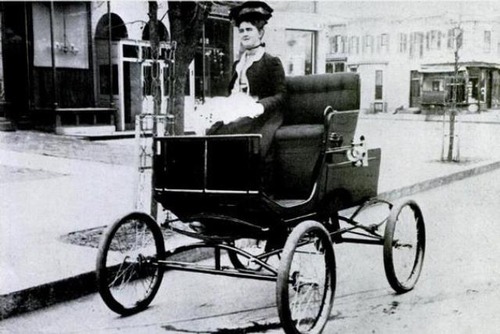 サウジで初めて女性に運転免許証01