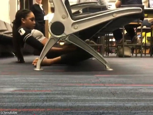 リンボーダンスの達人の女性…空港のベンチを潜る