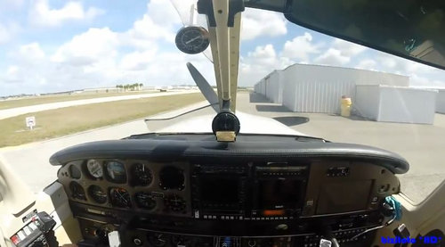 バードストライクで飛行機のフロントが吹っ飛ぶ10