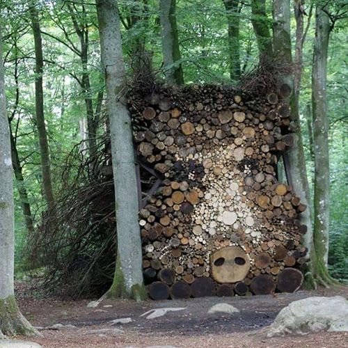 木材積みアート04