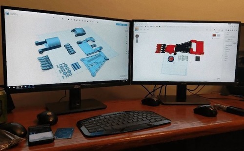 3Dプリンターで息子の義手を作るパパ02