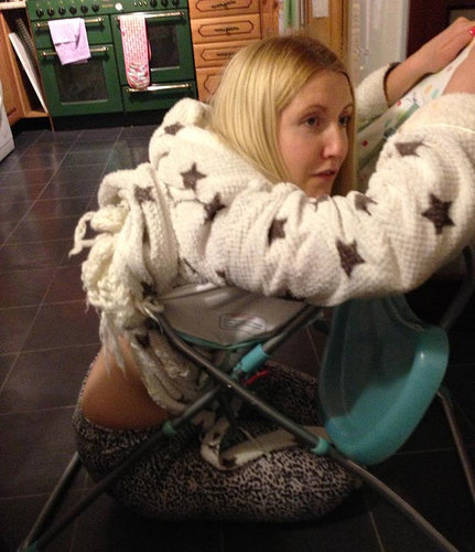 大人が子供のイスに座るべきじゃない理由03