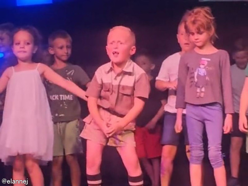 小さな男の子の踊りのパフォーマンス