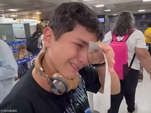 日本好きのブラジル少年…空港で日本に行けることを知って涙ぐむ（動画）