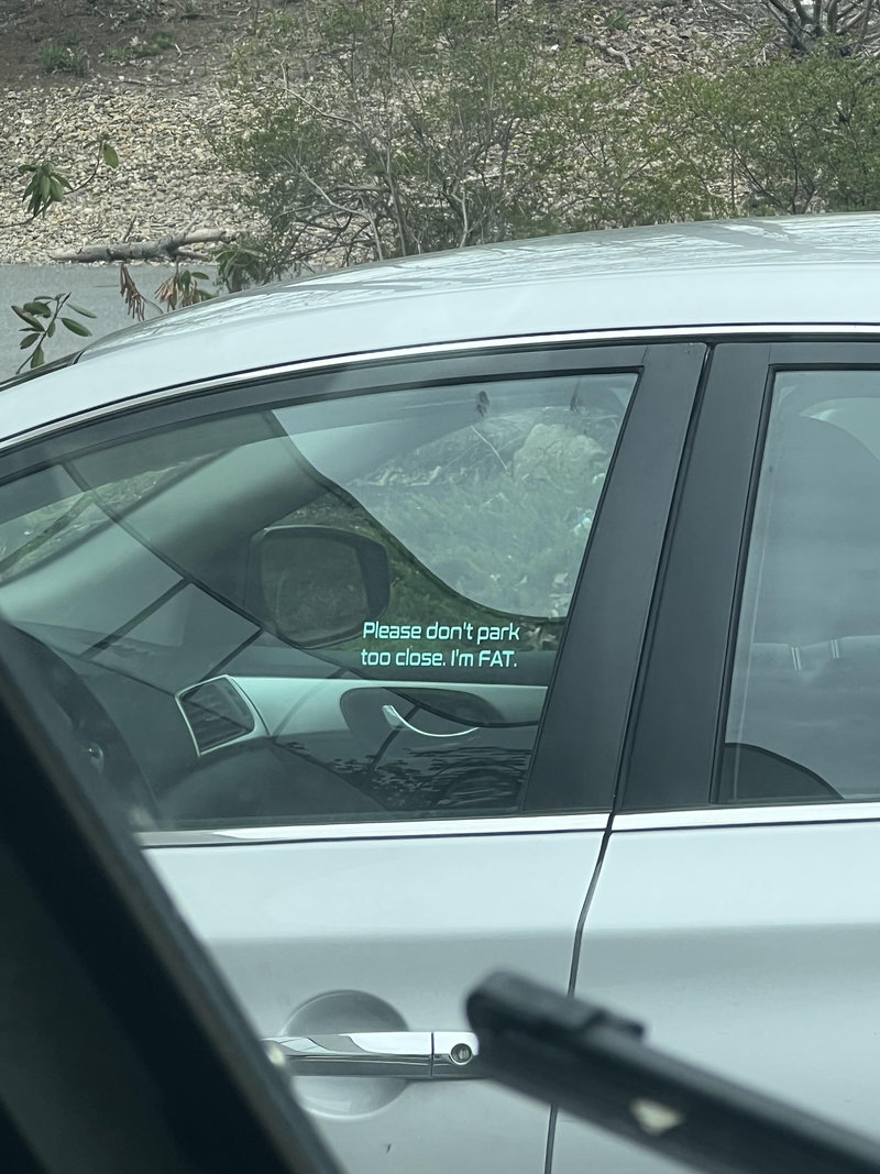 隣の車のステッカーのメッセージを見てクスッとなった アメリカ人ならではの主張 らばq