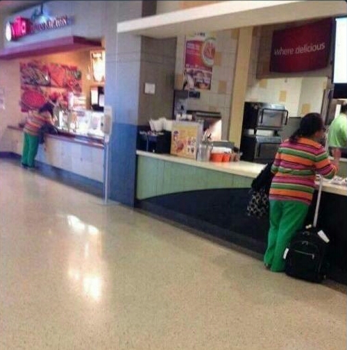 2か所で同時に食べ物を買っている女性01