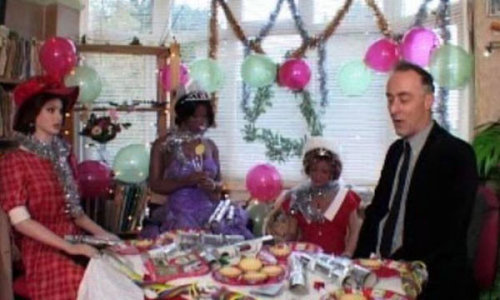 人形の妻9人と結婚したイギリス人06